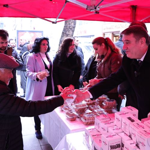 Başkanımız Sn.Tahsin Erdem Vatandaşlarımıza Kandil Simidi İkramında Bulundu