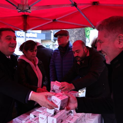 Başkanımız Sn.Tahsin Erdem Vatandaşlarımıza Kandil Simidi İkramında Bulundu