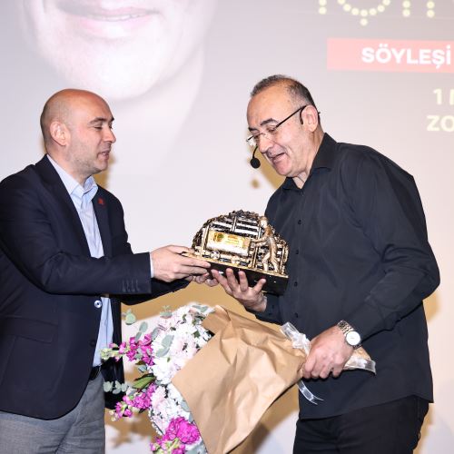 Zonguldak’ta Sunay Akın Rüzgârı: “Mahya Işıkları” Söyleşisi Yoğun İlgi Gördü