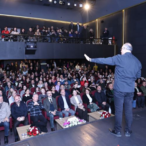 Zonguldak’ta Sunay Akın Rüzgârı: “Mahya Işıkları” Söyleşisi Yoğun İlgi Gördü