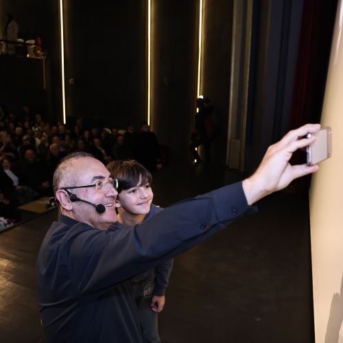 Zonguldak’ta Sunay Akın Rüzgârı: “Mahya Işıkları” Söyleşisi Yoğun İlgi Gördü