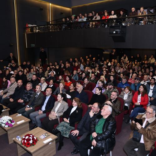 Zonguldak’ta Sunay Akın Rüzgârı: “Mahya Işıkları” Söyleşisi Yoğun İlgi Gördü