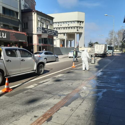 Gazipaşa, Uzunmehmet ve Zübeyde Hanım Caddeleri dezenfekte edildi.