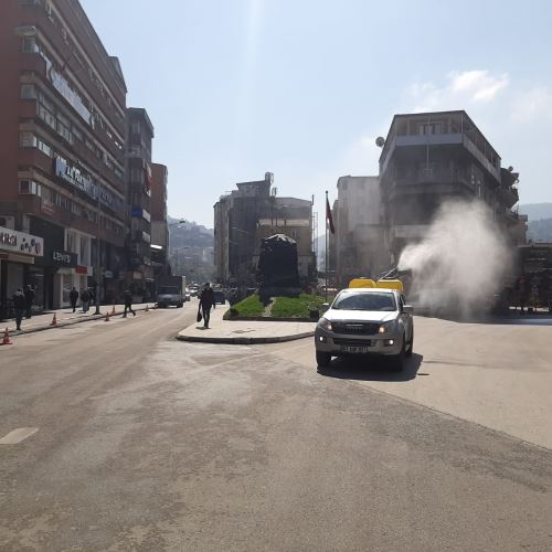 Gazipaşa, Uzunmehmet ve Zübeyde Hanım Caddeleri dezenfekte edildi.