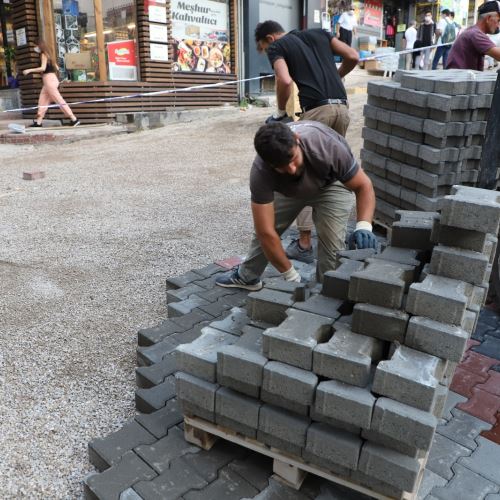 Hayribey Sokak'ta Parke Kaplaması Başladı