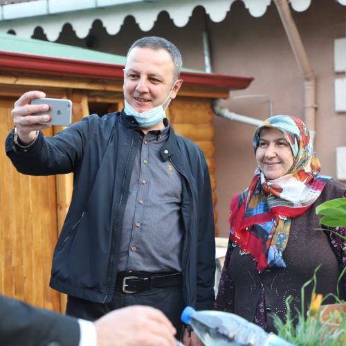 Başkanımız Dr.Ömer Selim ALAN'dan  Personelimize Tatlı İkramı