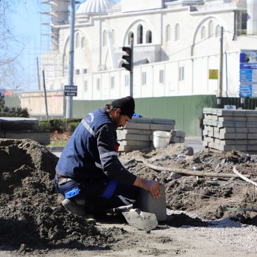 Milli Egemenlik Caddesi'nde Refüj ve Peyzaj Düzenleme Çalışmaları Sürüyor