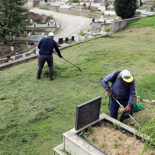 Ekiplerimiz Mezarlıklarda Bakım ve Temizlik Çalışmalarına Başladı