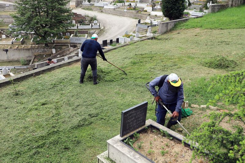 Ekiplerimiz Mezarlıklarda Bakım ve Temizlik Çalışmalarına Başladı