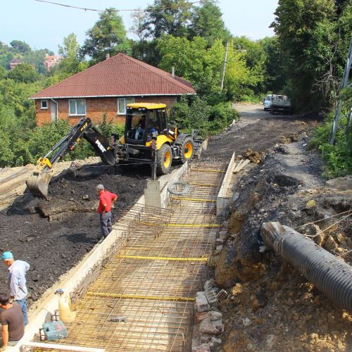 Ontemmuz-Hilmi Uluğ  Sokak'ta Heyelan Sonrası Yol Yapım Çalışması Başladı