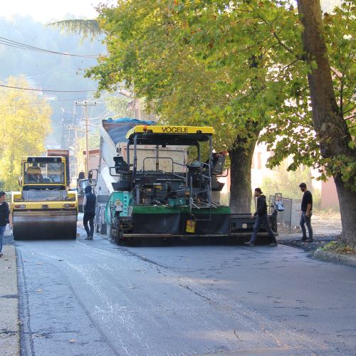 Sıcak Asfalt Çalışmalarımız Avni Cinal Caddesi'nde Sürüyor