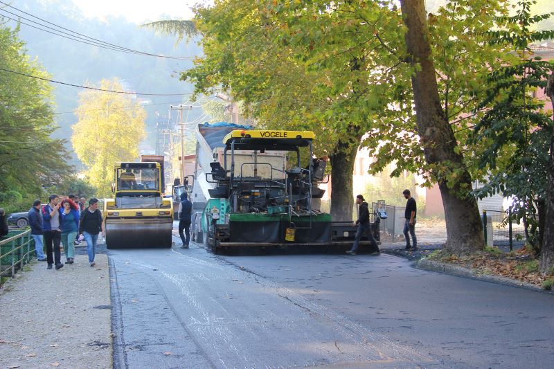 Sıcak Asfalt Çalışmalarımız Avni Cinal Caddesi'nde Sürüyor