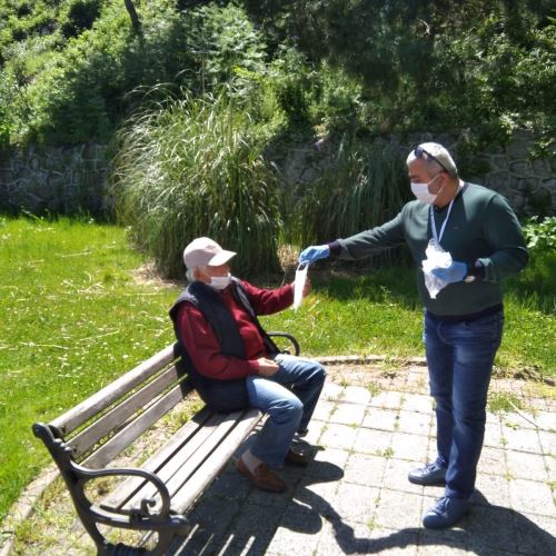 Ekiplerimiz Sokağa Çıkan 65 yaş üstü Vatandaşlarımıza Maske Dağıttılar