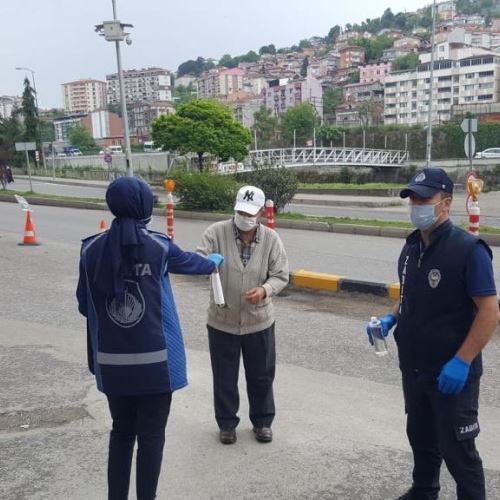 Sokağa Çıkan 65 Yaş Üstü Vatandaşlarımıza Maske ve Kolonya Dağıttık