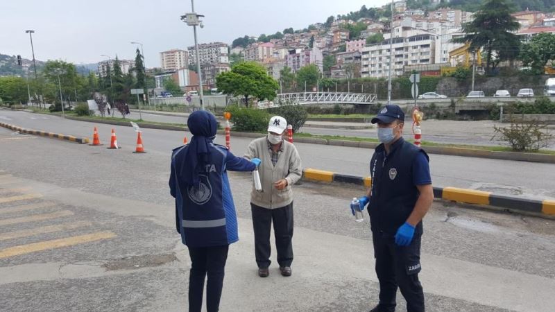 Sokağa Çıkan 65 Yaş Üstü Vatandaşlarımıza Maske ve Kolonya Dağıttık