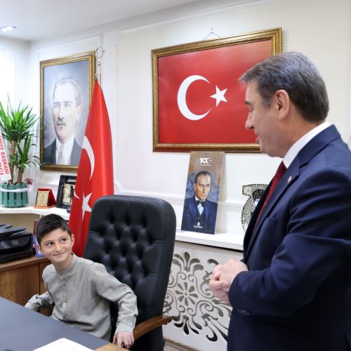 Başkanımız Sn.Tahsin ERDEM Koltuğunu 4. sınıf Öğrencisi Osman Tunç ŞEHİT’e Devretti