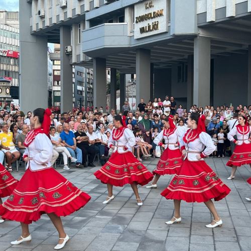 ZONGULDAK'TA ULUSLARARASI HALK DANSLARI RÜZGARI ESTİ 