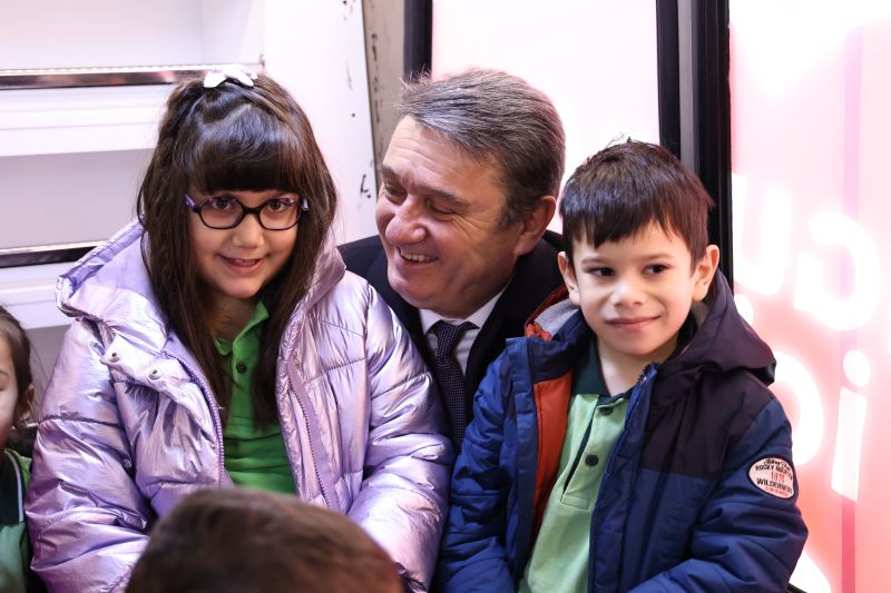 Başkanımız Sn.Tahsin ERDEM’den Öğrencilere Kitap Desteği: Gezici Kütüphane Yollarda