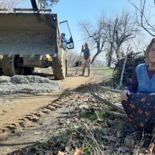 Ontemmuz Mahallesi’nde beton yol çalışmalarımız devam ediyor.