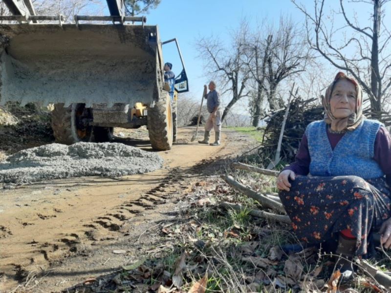 Ontemmuz Mahallesi’nde beton yol çalışmalarımız devam ediyor.