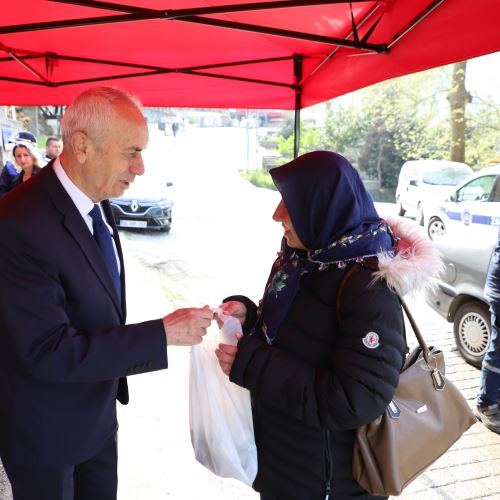 Belediyemizden Mezarlık Ziyaretinde Bulunan Vatandaşlarımıza Çiçek Takdimi
