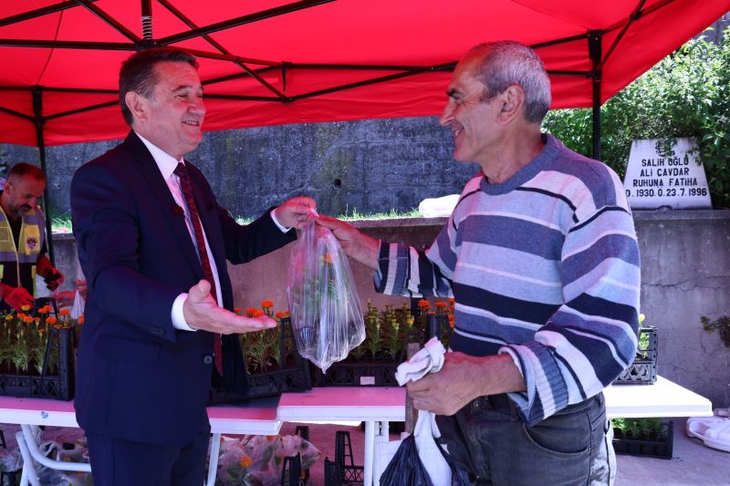 Kurban Bayramı Arifesinde Mezar Ziyaretlerine Anlam Katan Çiçek Dağıtımı