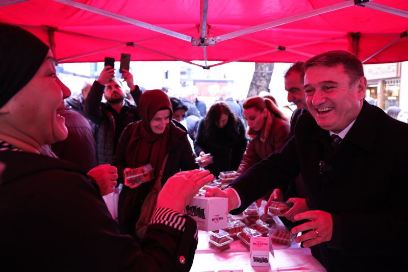 Başkanımız Sn.Tahsin Erdem Vatandaşlarımıza Kandil Simidi İkramında Bulundu