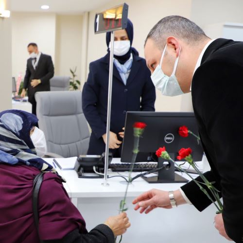 Başkanımız Dr.Ömer Selim ALAN, Kadın Çalışanlarımıza Karanfil Takdim Etti