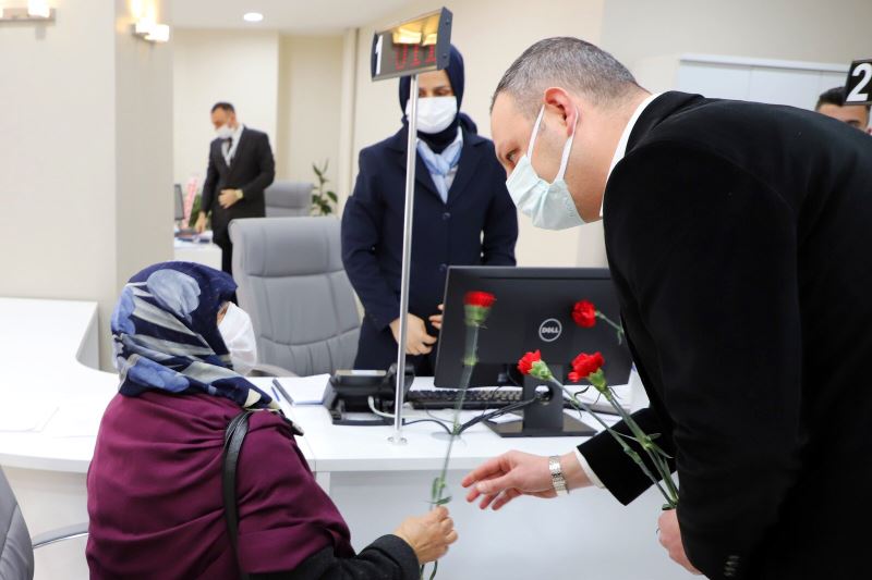 Başkanımız Dr.Ömer Selim ALAN, Kadın Çalışanlarımıza Karanfil Takdim Etti