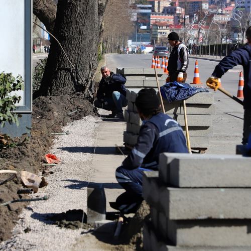 Milli Egemenlik Caddesi'nde Refüj ve Peyzaj Düzenleme Çalışmaları Sürüyor