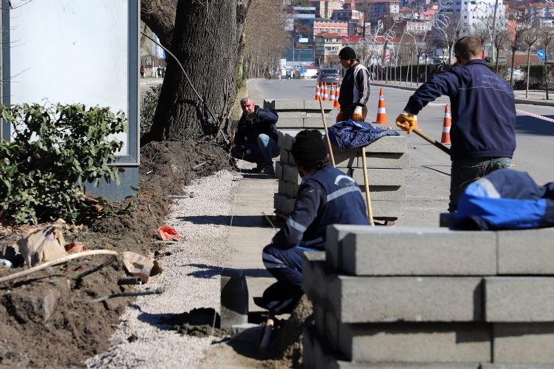 Milli Egemenlik Caddesi'nde Refüj ve Peyzaj Düzenleme Çalışmaları Sürüyor