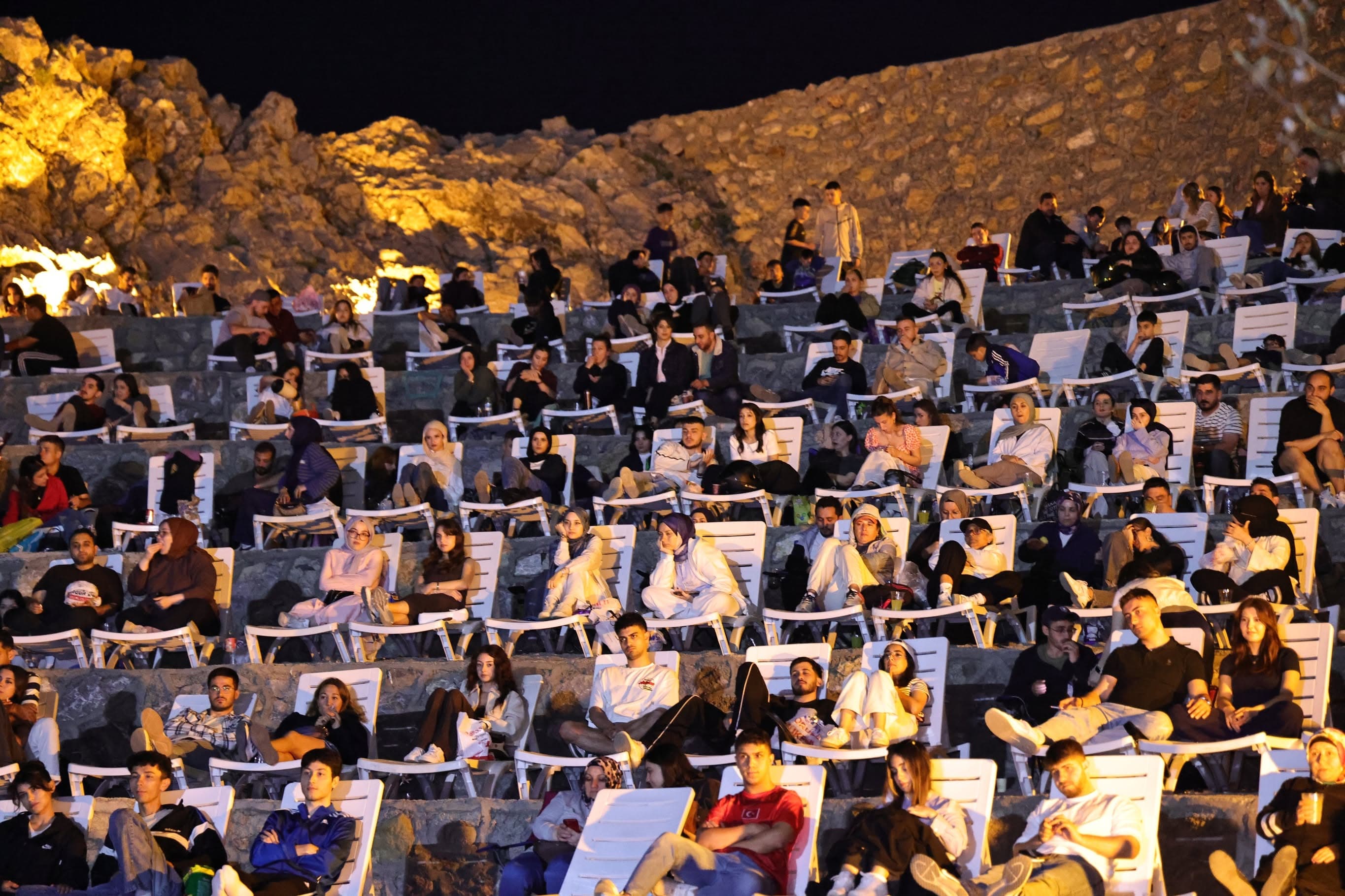 Kızlar Plajı’nda Açık Hava Sinema Keyfi Yoğun İlgi Gördü