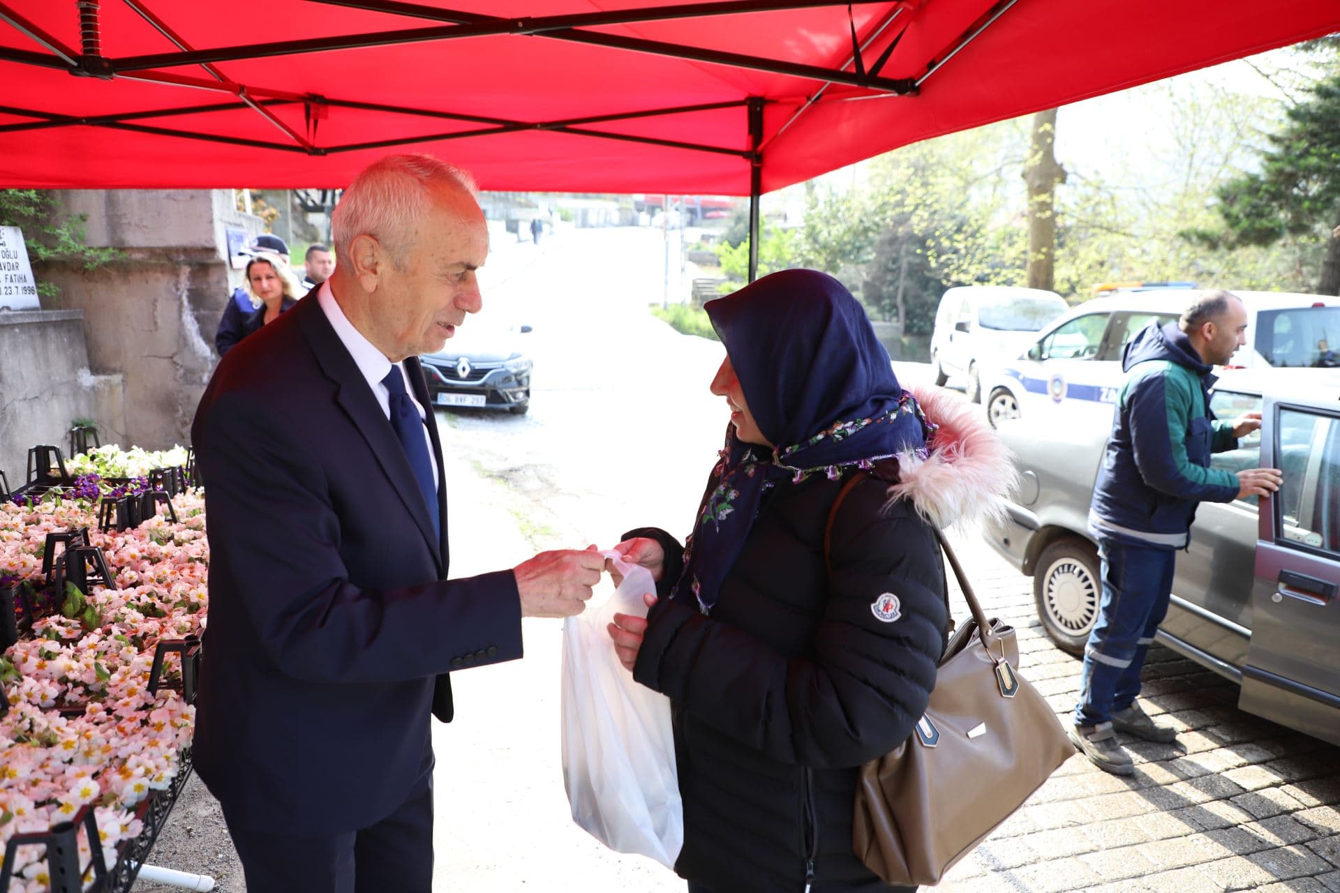 Belediyemizden Mezarlık Ziyaretinde Bulunan Vatandaşlarımıza Çiçek Takdimi