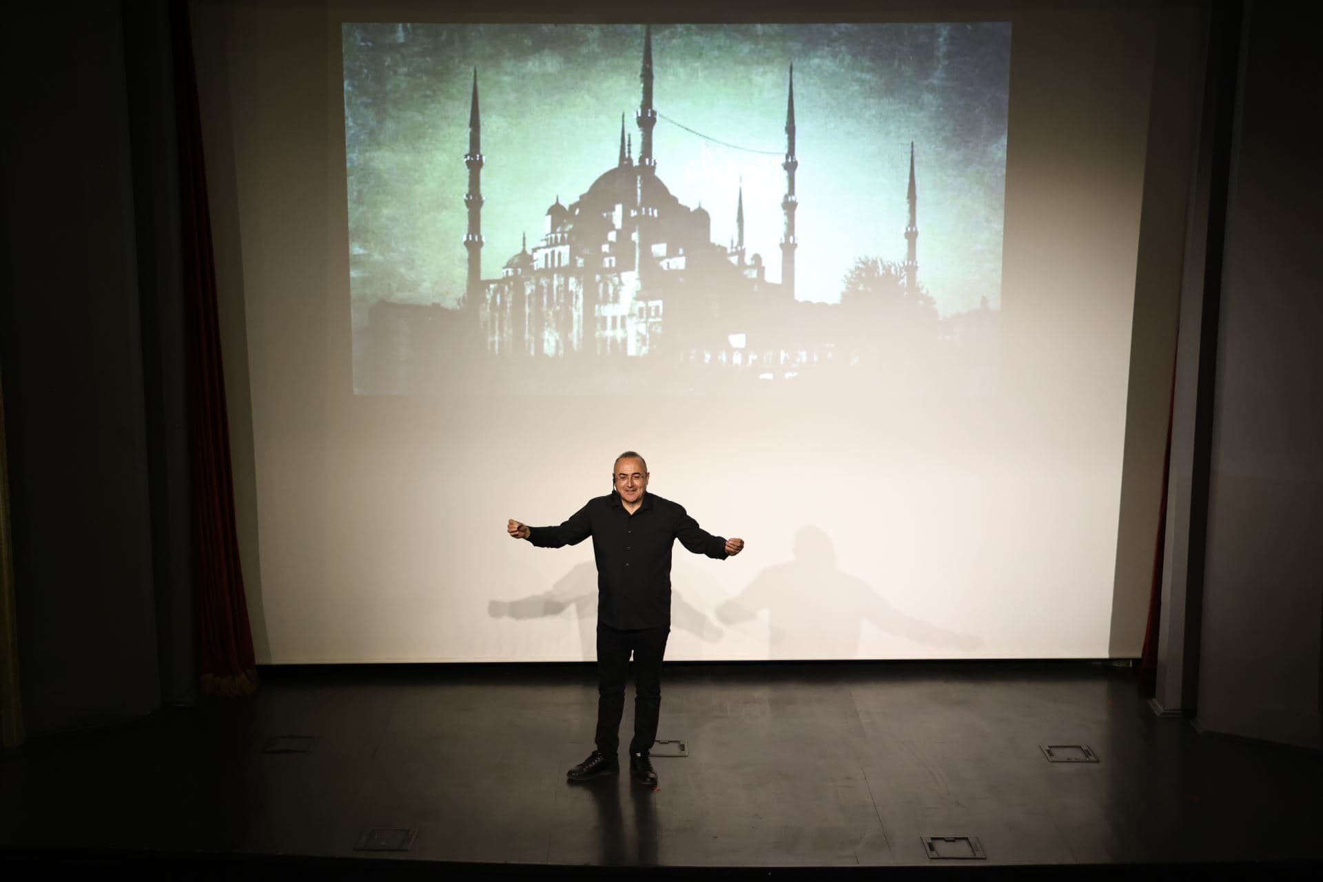Zonguldak’ta Sunay Akın Rüzgârı: “Mahya Işıkları” Söyleşisi Yoğun İlgi Gördü