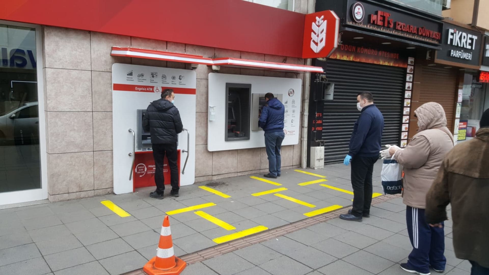 Sosyal Mesafeyi Koruyalım, Sarı Çizgilere Uyalım