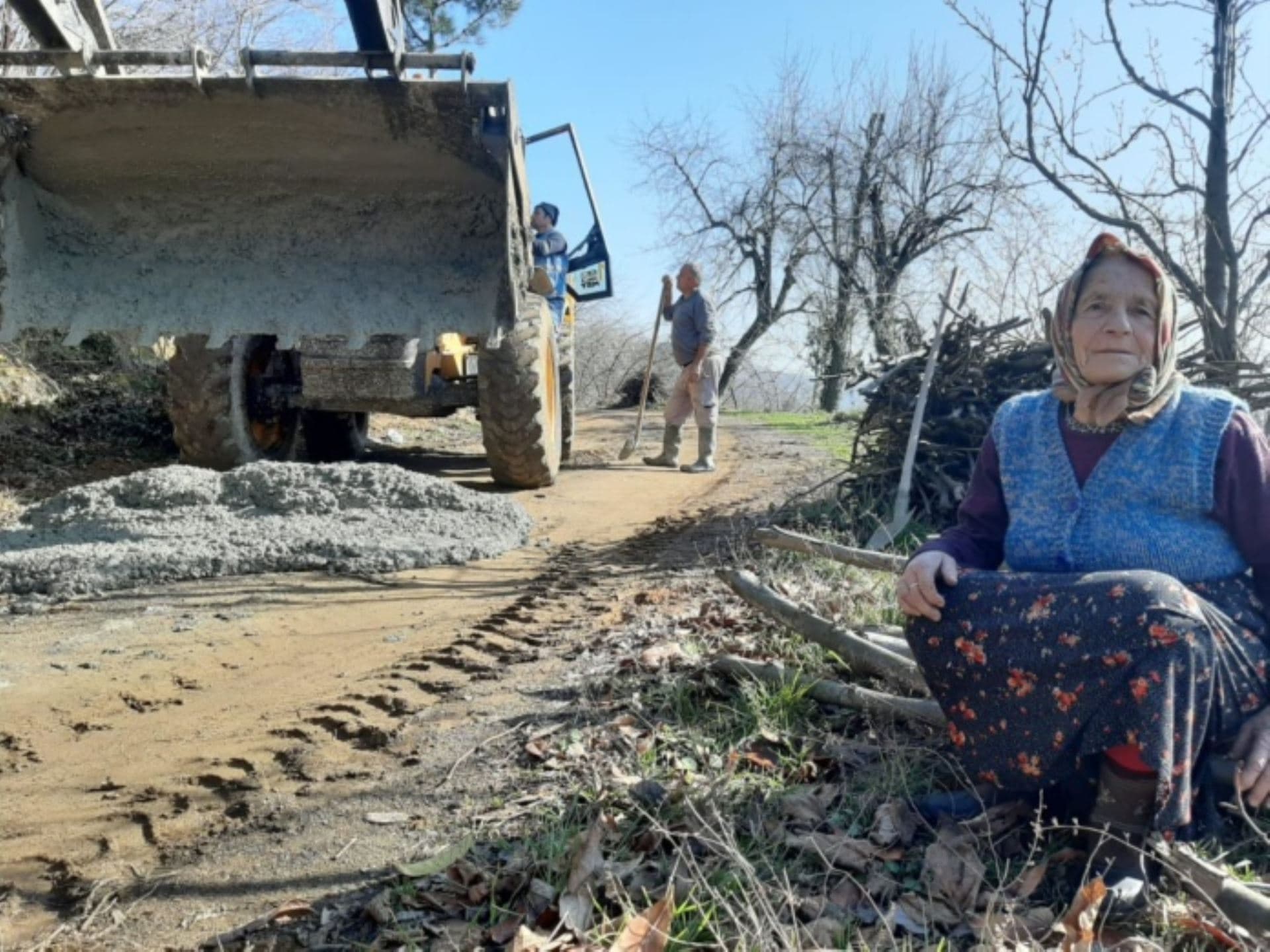 Ontemmuz Mahallesi’nde beton yol çalışmalarımız devam ediyor.